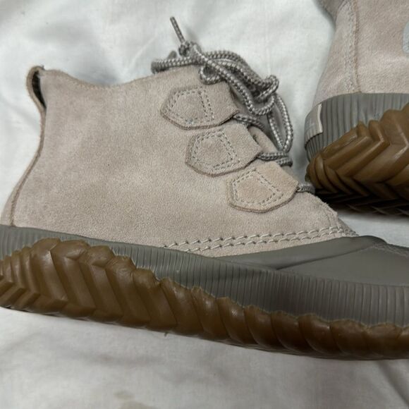 Sorel Out N About Plus Taupe Suede Duck Ankle Boots. Size 6. - Picture 8 of 12